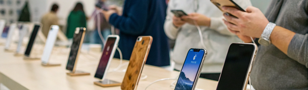 Сравнение iPhone и Samsung в среднем бюджете 2026: камера, обновления и перепродажа