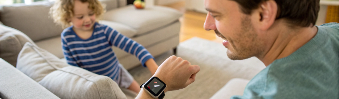Фитнес-браслет или смарт-часы для родителей: что лучше как напоминалка