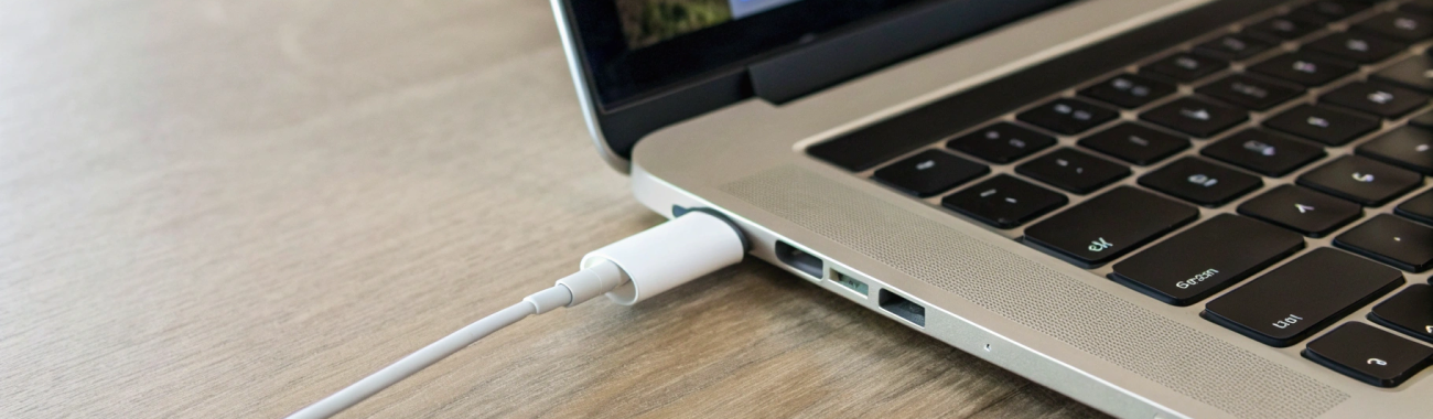 MacBook не заряжается по USB‑C: как понять, виноват кабель, адаптер или сам порт