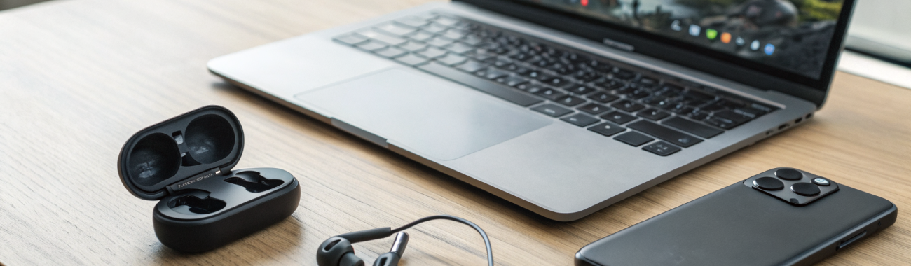 AirPods vs проводные наушники: где реально лучше звук, микрофон и задержка в играх и звонках