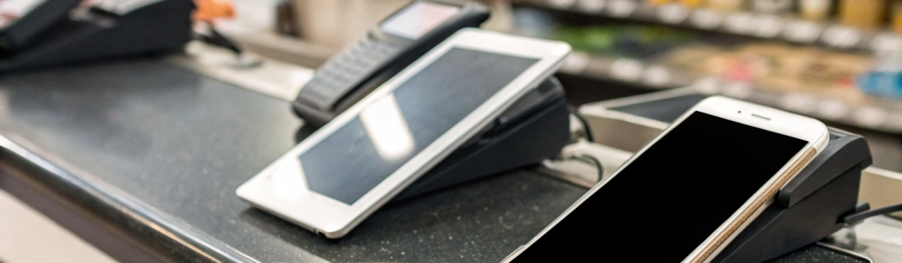 iPhone или Samsung Galaxy: что удобнее для покупок, банковских приложений, QR и бесконтактных сценариев