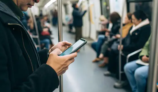 Какой компактный смартфон выбрать в 2027, если большие «лопаты» надоели