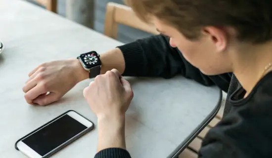 iPhone или Apple Watch: что удобнее для уведомлений, звонков и быстрых действий в течение дня