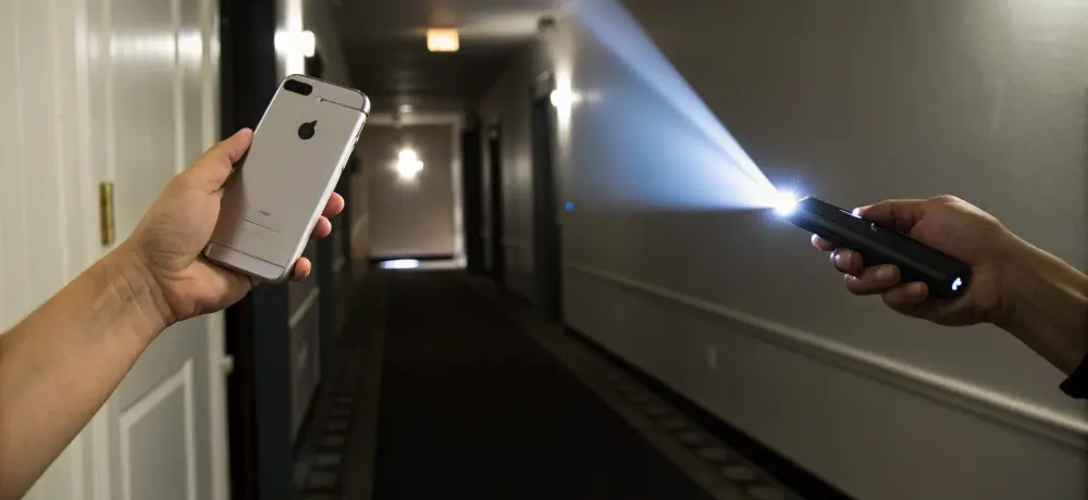 Как понять по характеристикам, насколько яркий фонарик в iPhone и Samsung Galaxy — и кому важна «световая сила»