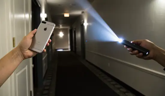 Как понять по характеристикам, насколько яркий фонарик в iPhone и Samsung Galaxy — и кому важна «световая сила»