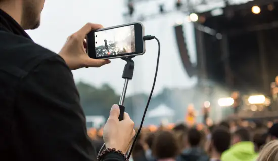 Снимаем концерты на iPhone 16/17 без «перегруза»: экспозиция, звук по USB‑C и стабилизация