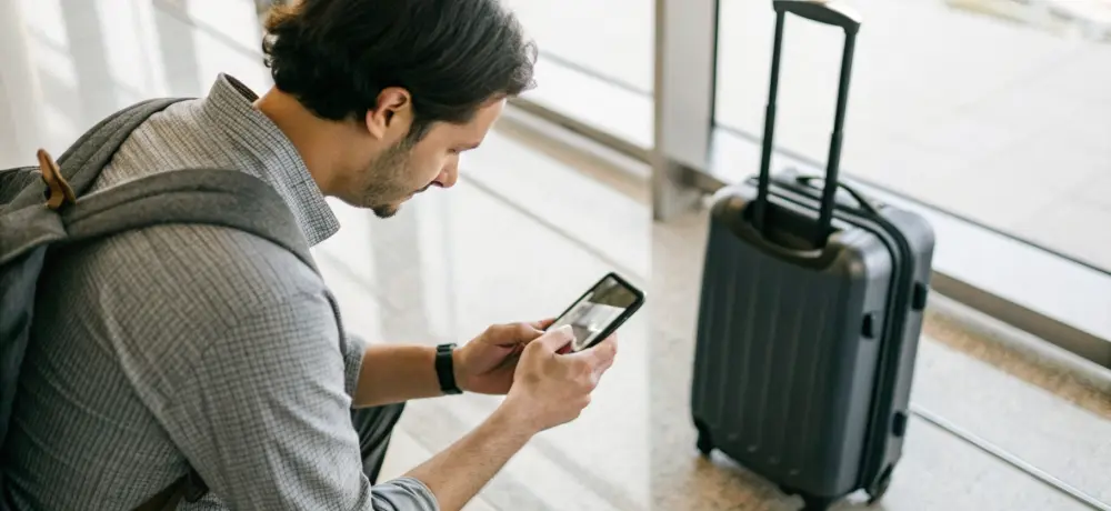 Как понять перед покупкой, подойдёт ли iPhone или Samsung Galaxy для офлайн-карт, музыки и фильмов в дороге