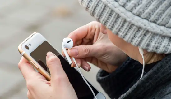 AirPods: как настроить управление касаниями и нажатиями и убрать случайные срабатывания под шапкой