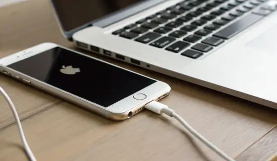 iPhone завис на логотипе Apple или ушёл в бесконечную перезагрузку: как безопасно восстановить без потери данных