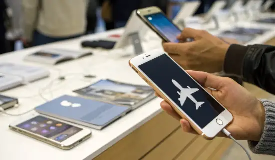 AI в iPhone и Samsung: что работает офлайн и что проверить перед покупкой