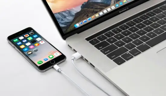 Резервные копии iPhone в 2025: iCloud+ против локального USB‑C — скорость, шифрование и проверка