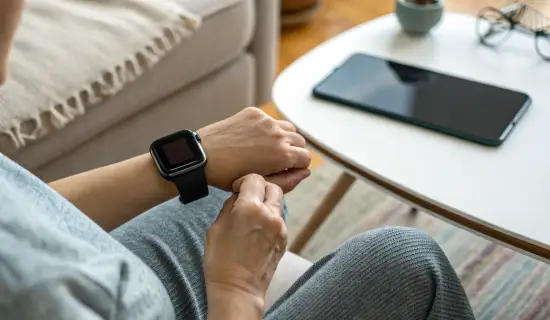 Смарт‑часы или фитнес‑браслет в 2027: что выбрать для шагов, сна и уведомлений