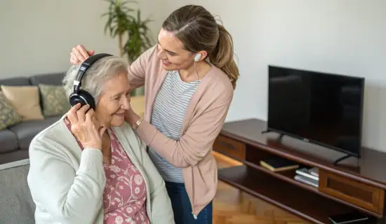 Как выбрать наушники для пожилого человека: громкость, удобство и минимум настроек