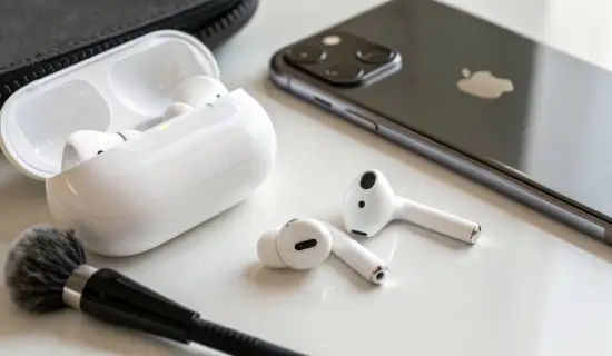 AirPods: один наушник играет тише — как понять, в чём причина