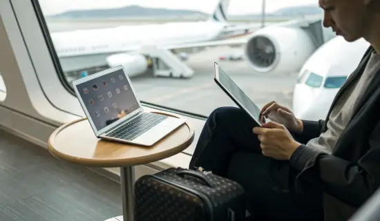 iPad Pro M4 против старых MacBook Air: что удобнее для работы в путешествиях