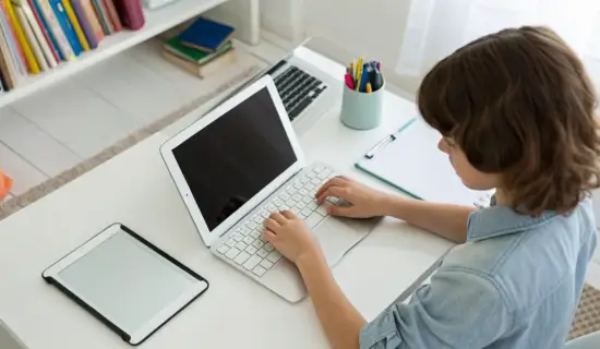 iPad, Android‑планшет или ноутбук для ребёнка, который много пишет сочинений