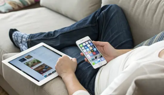 iPad mini, обычный iPad и большой смартфон: что лучше для чтения и соцсетей на диване