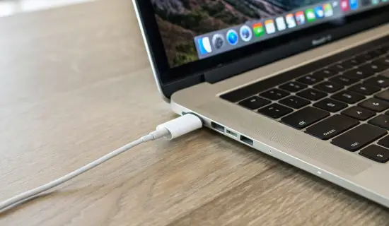 MacBook не заряжается по USB‑C: как понять, виноват кабель, адаптер или сам порт