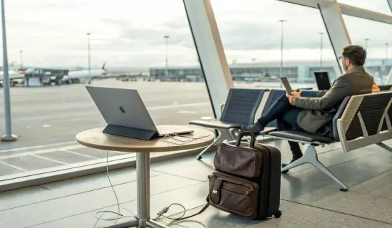 iPad Pro M4 OLED против MacBook Air M3: экран, вес и зарядка в путешествии