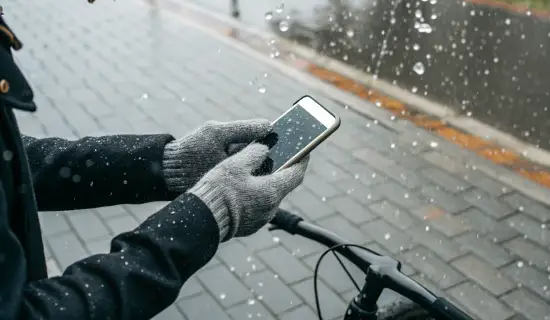 Как понять перед покупкой, подойдёт ли iPhone или Samsung Galaxy для работы в перчатках, под дождём и мокрыми руками