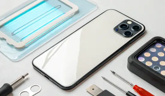 Защита экрана iPhone в 2025: стекло, керамика, гидрогелевая плёнка и UV — что выбрать