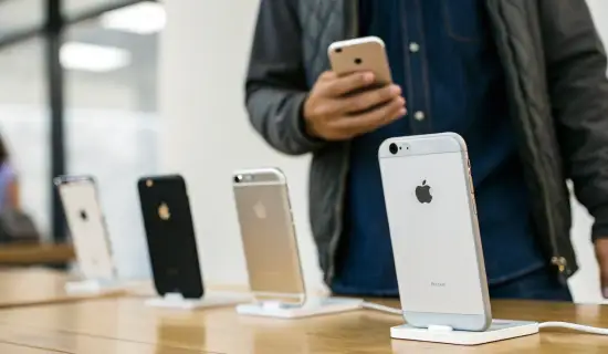 Как выбрать недорогой iPhone в 2025–2026: прошлогодний, SE или восстановленный