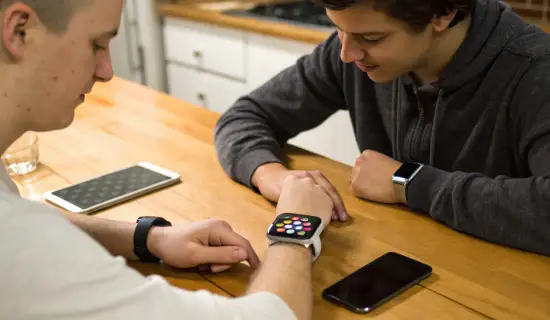 Смарт‑часы Apple Watch против Android‑часов: какие удобнее для неспортсменов