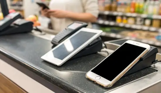 iPhone или Samsung Galaxy: что удобнее для покупок, банковских приложений, QR и бесконтактных сценариев