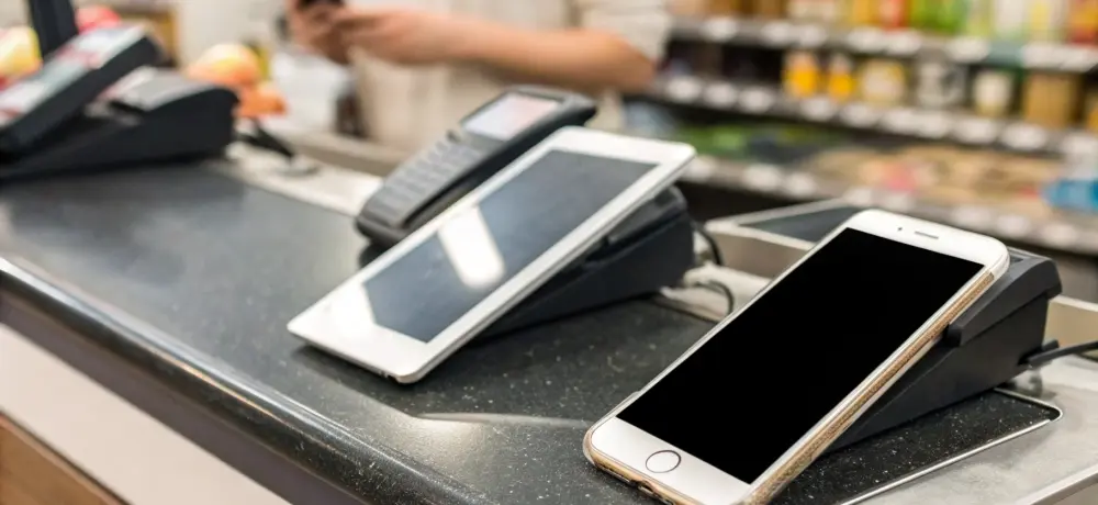 iPhone или Samsung Galaxy: что удобнее для покупок, банковских приложений, QR и бесконтактных сценариев