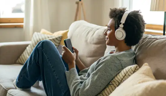 Смартфон для аудиокниг и подкастов: на что смотреть, если главное — звук и память