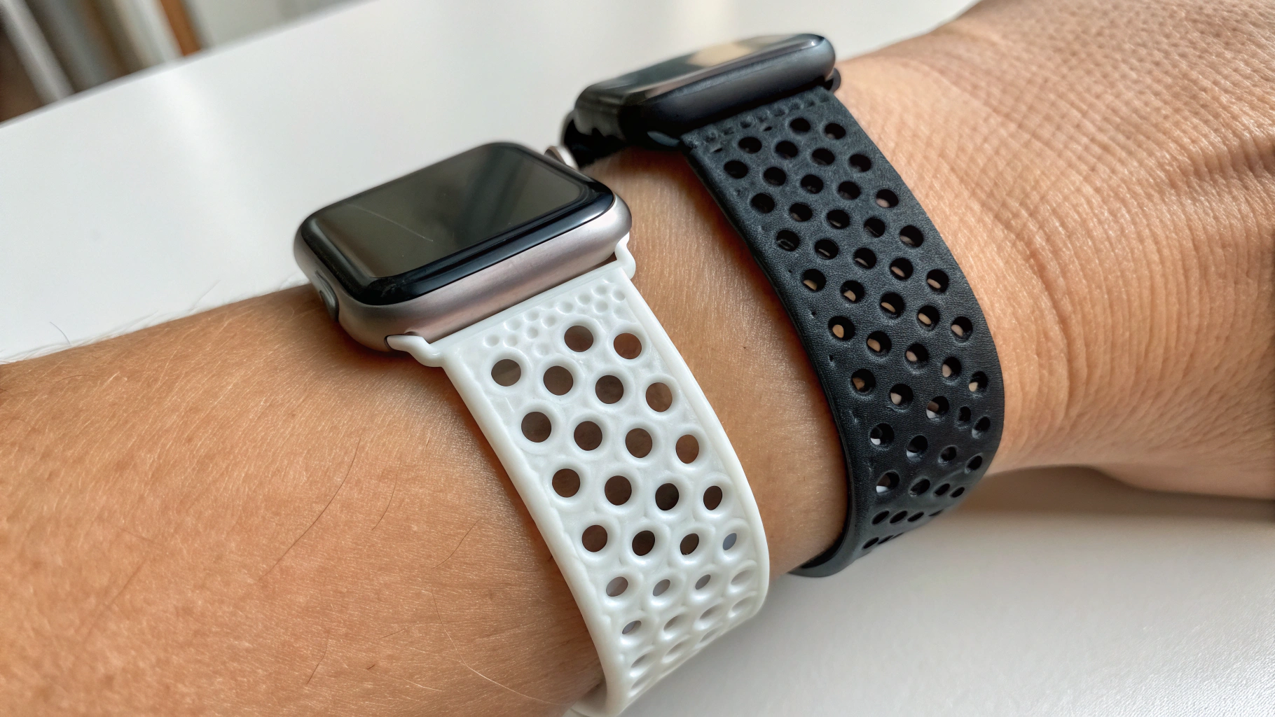 Нейлоновая петля и спортивный ремешок FKM на запястье, перфорации для вентиляции