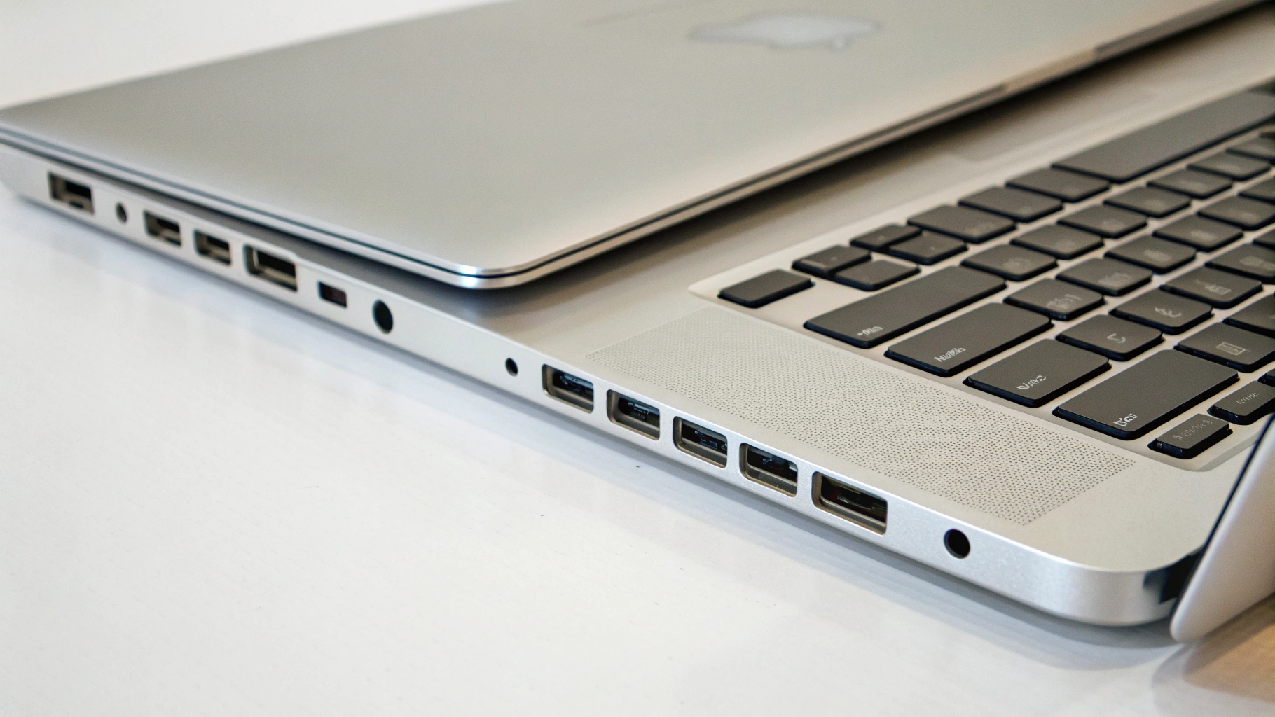 Два MacBook Air 13″ и 15″ рядом, видны порты MagSafe и Thunderbolt
