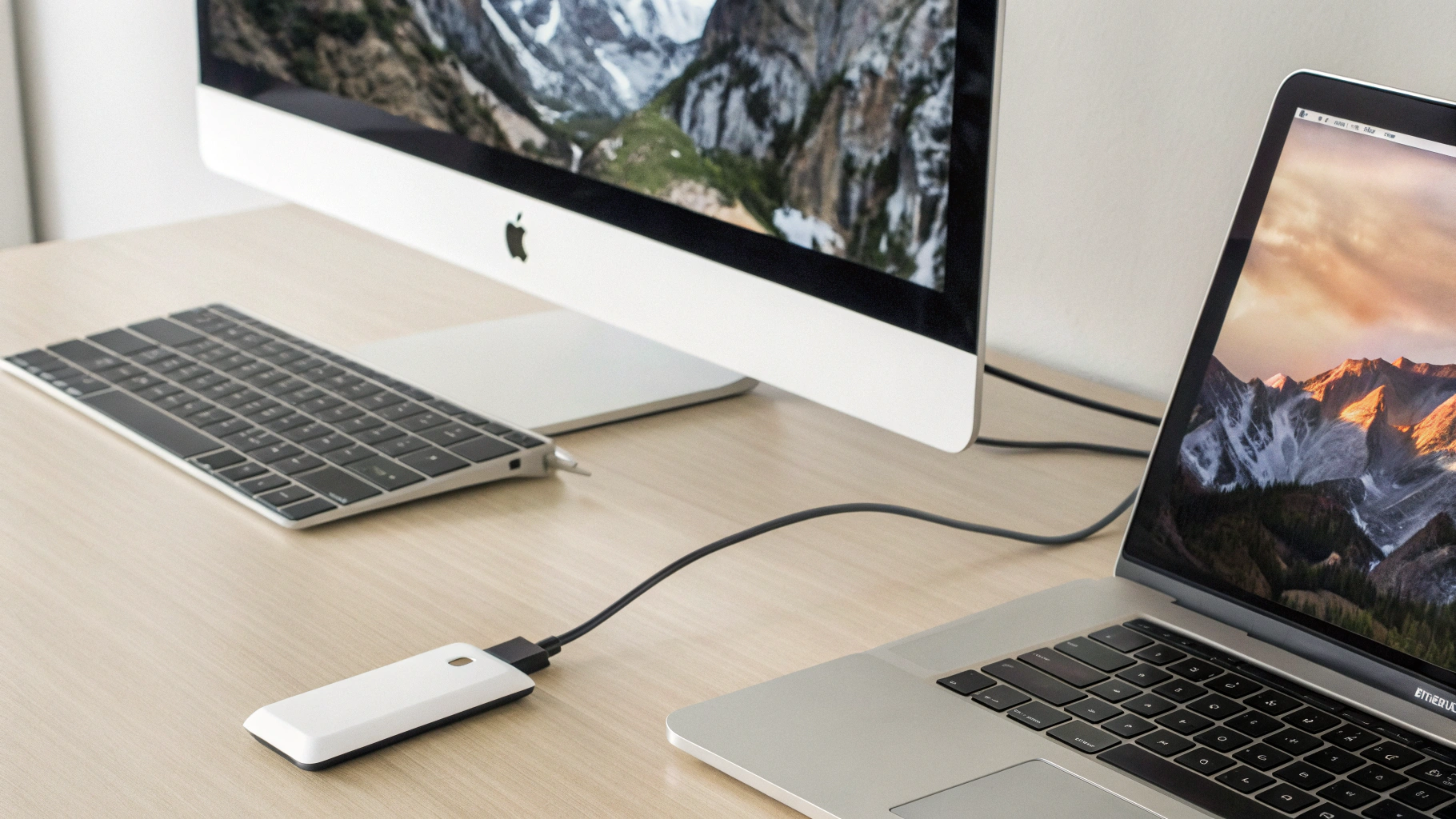 Адаптер USB DisplayLink между MacBook и внешним монитором на рабочем столе