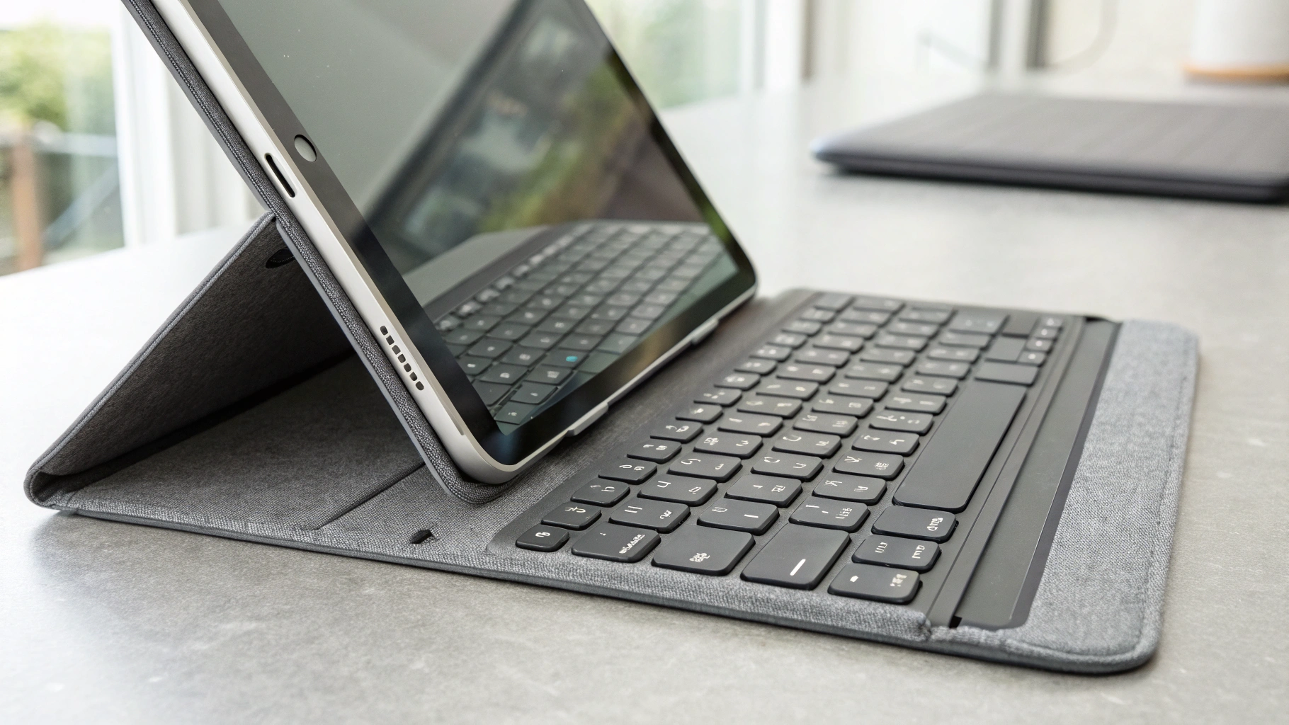 Подставка‑«козырёк» Logitech Combo Touch и съёмная клавиатура на iPad Pro M4