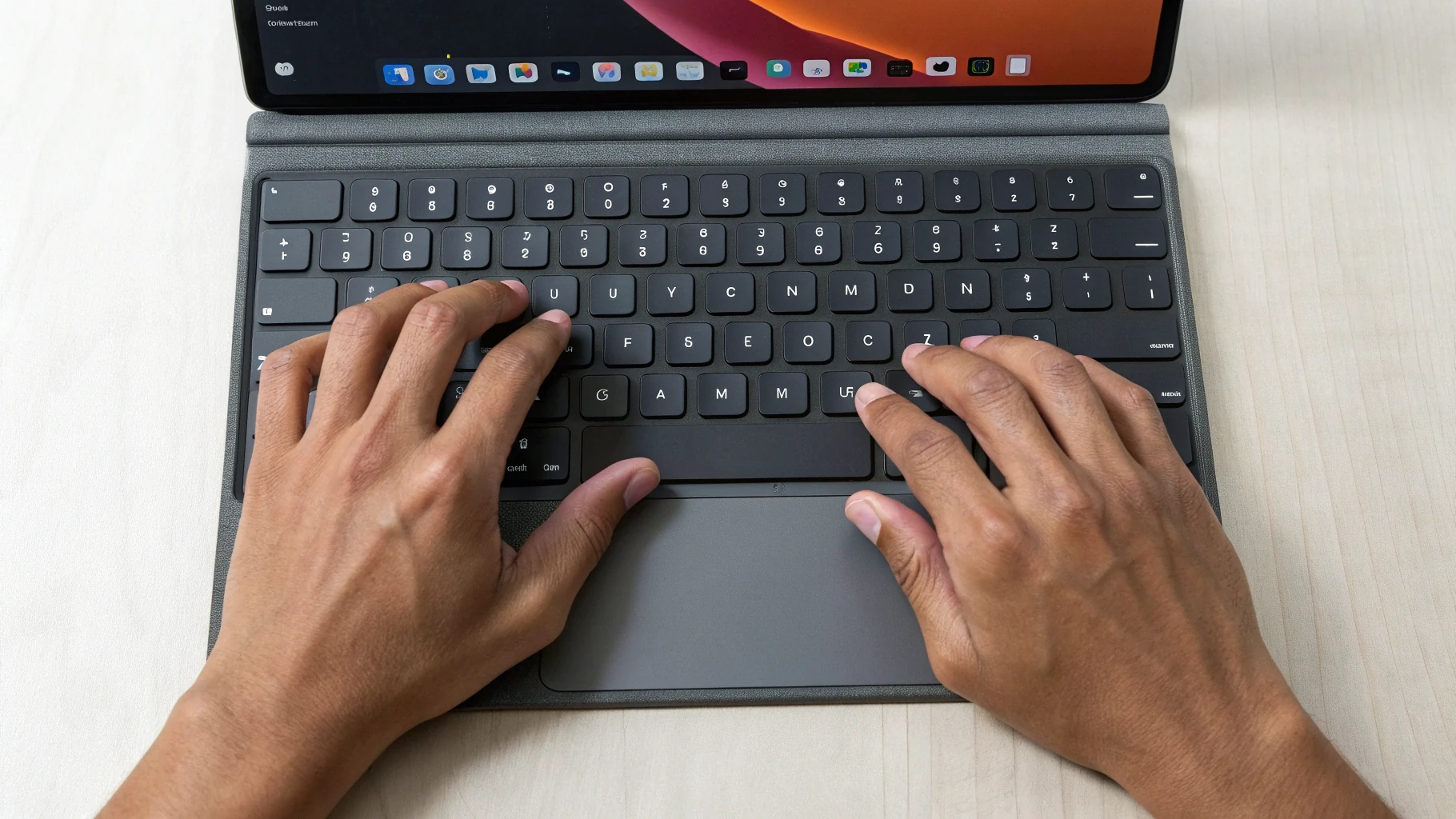 Набор текста на Magic Keyboard для iPad Pro M4: крупный трекпад и функциональный ряд