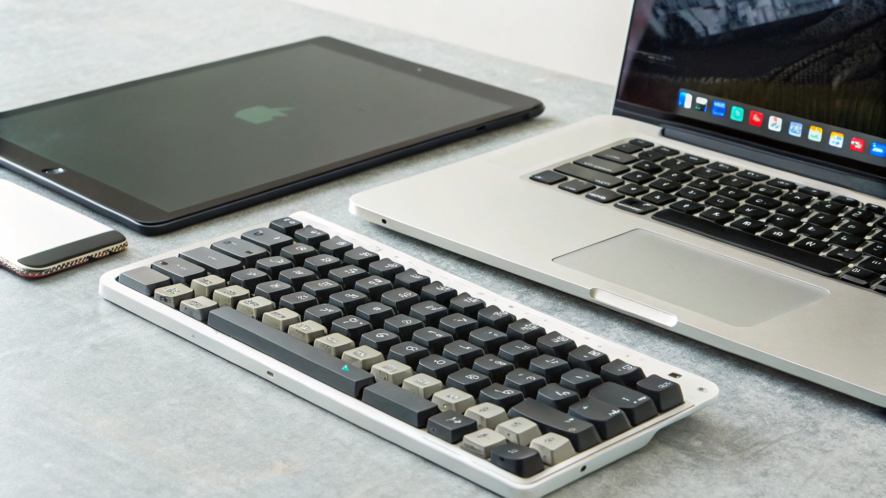 Переключение мультипойнта между Mac, iPad и iPhone на низкопрофильной клавиатуре