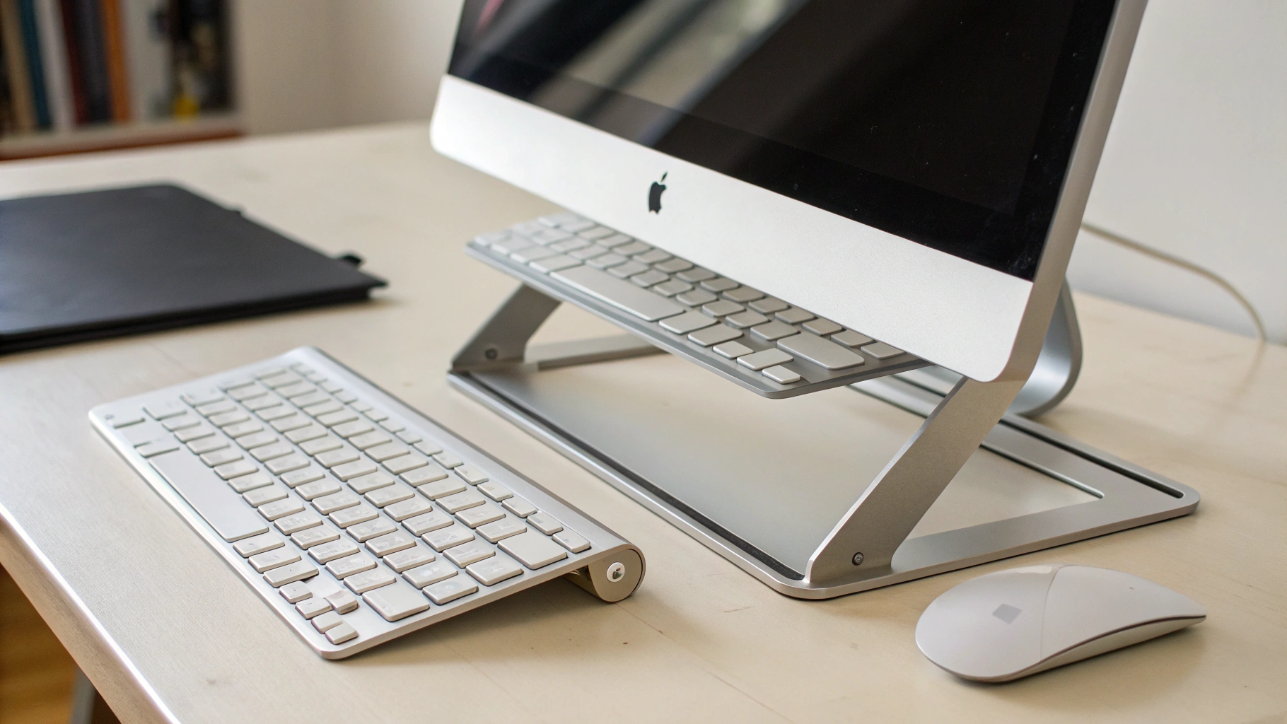 Подставка и внешняя клавиатура на рабочем столе