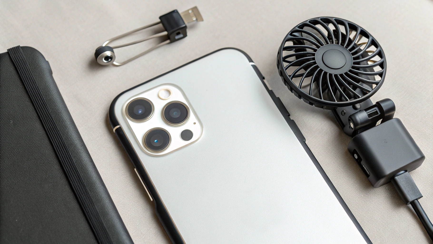 Клип‑вентилятор охлаждает iPhone 17 Pro Max при записи 4К