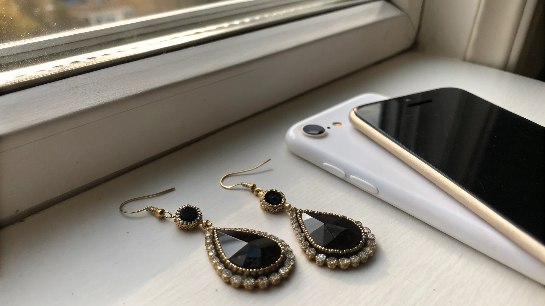 Макросъёмка украшения на iPhone с чёрными флагами и белой карточкой