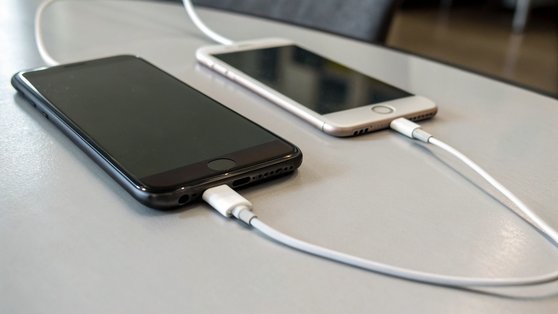 Перенос данных Android → iPhone по USB‑C: оба телефона на столе