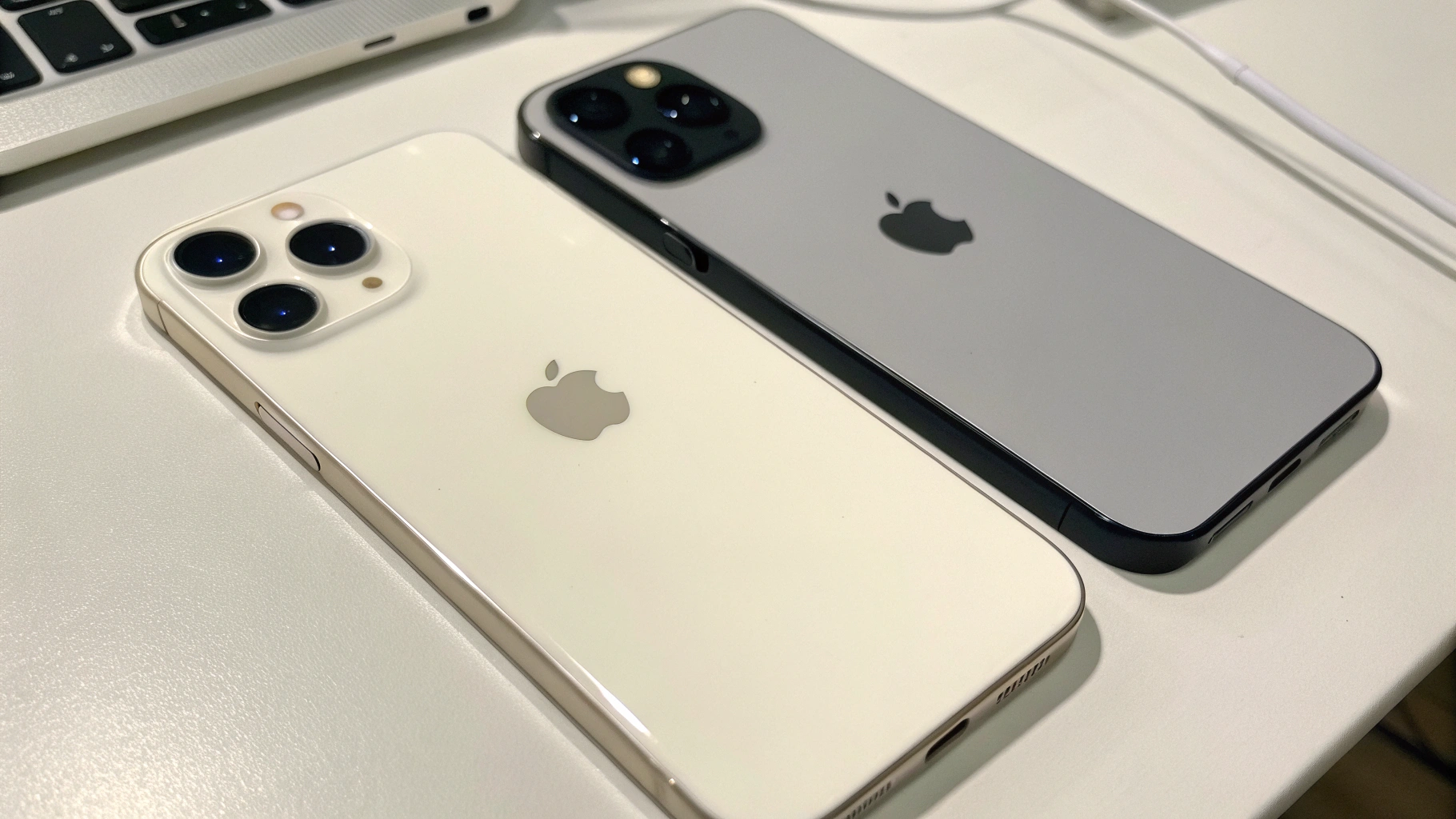 iPhone 13 и iPhone 14 рядом для сравнения камер и цены