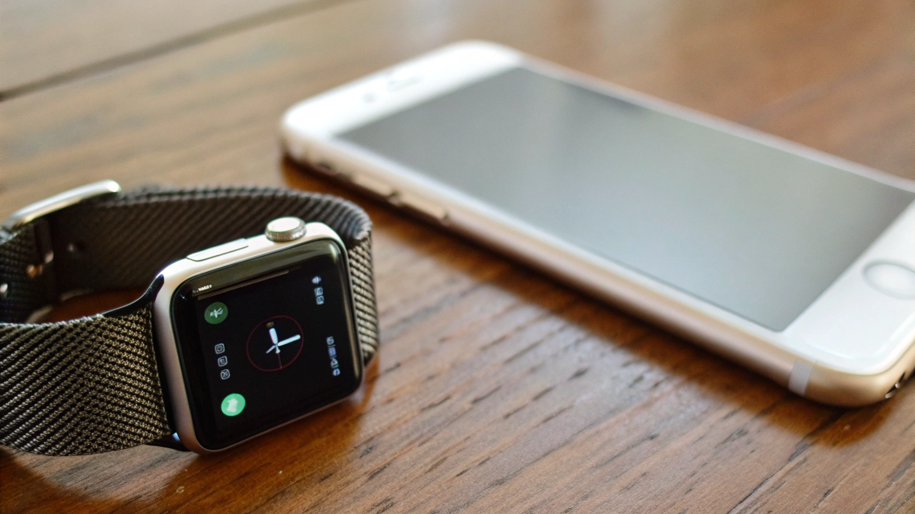 Уведомление на Apple Watch, iPhone рядом; включён режим «Фокус»