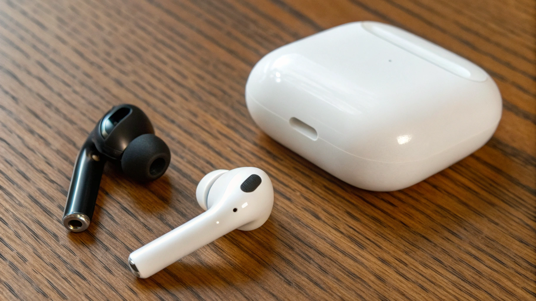 Galaxy Buds 3 и AirPods 3 крупным планом, сравнение формы и ножек