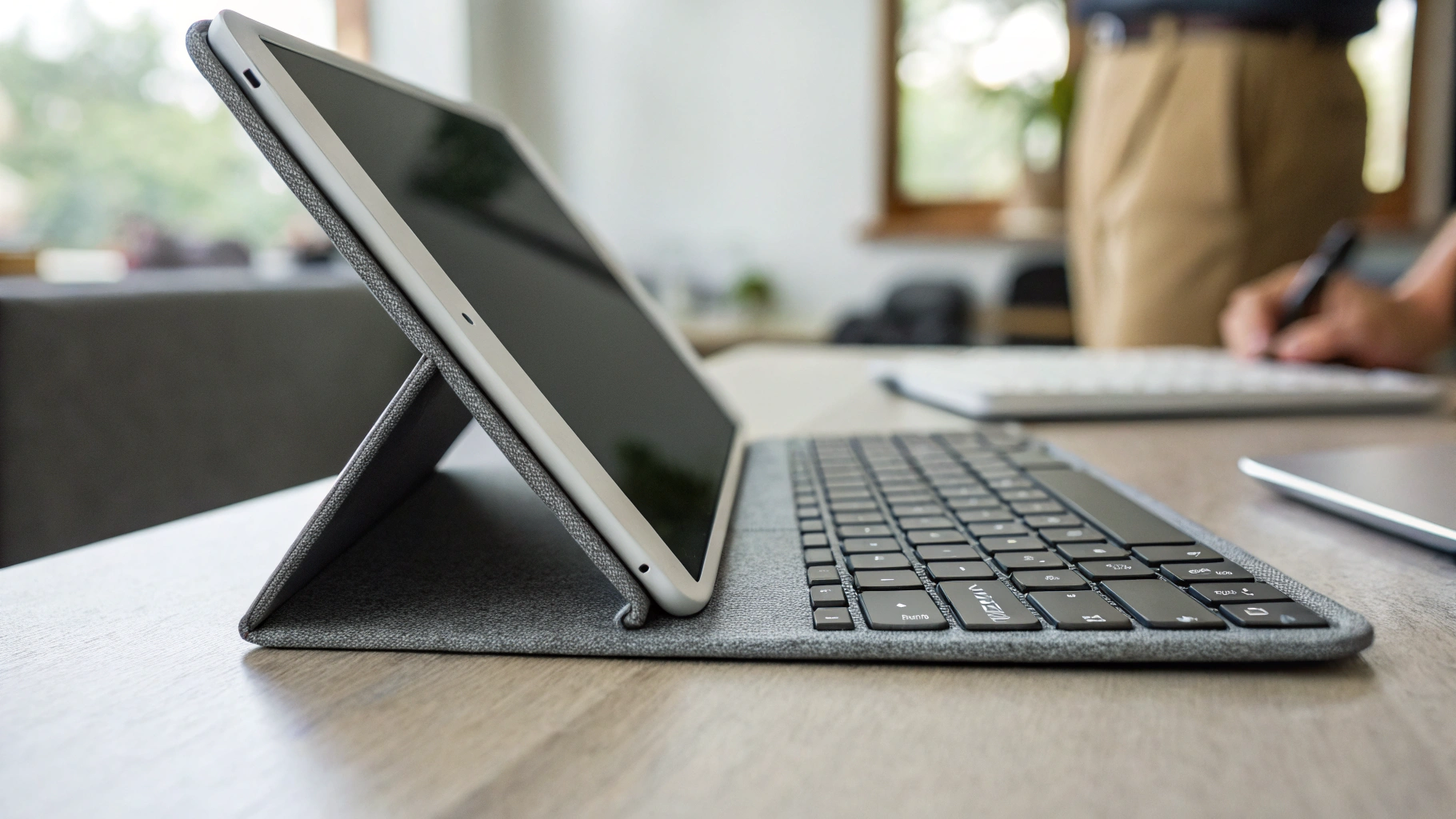 Клавиатура и трекпад Logitech Combo Touch крупным планом, видна подставка