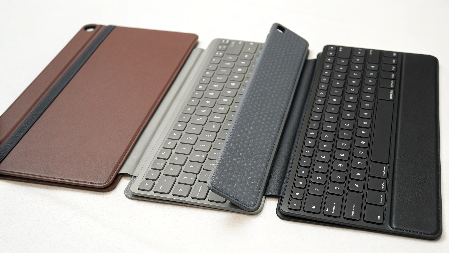 Сравнение толщины и веса трёх чехлов‑клавиатур для iPad