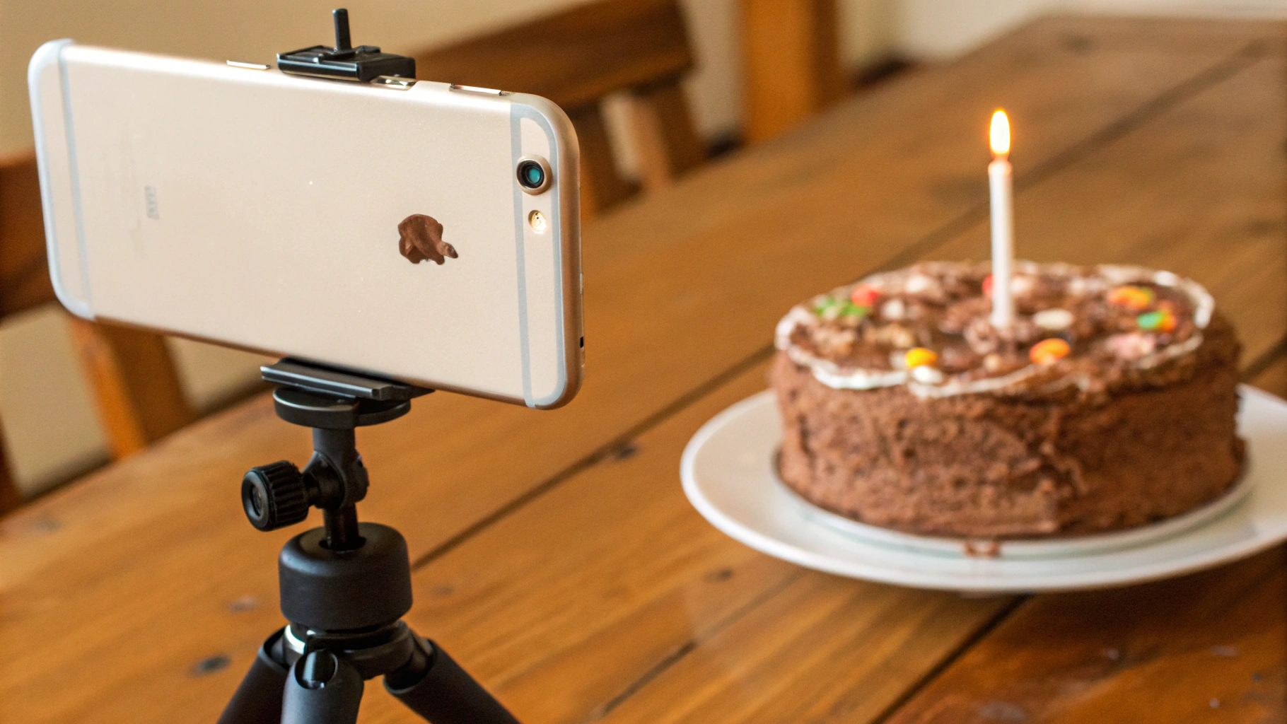 Монопод над праздничным столом: съёмка iPhone сверху