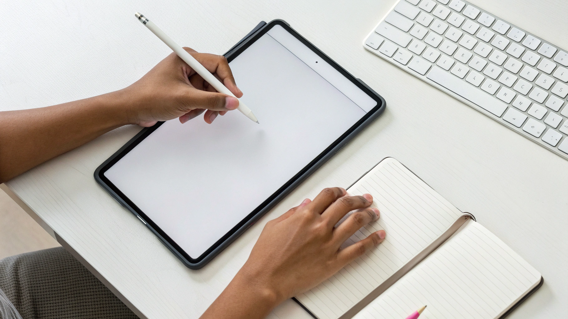 Письмо заметок на iPad стилусом Logitech Crayon Pro рядом с Apple Pencil Pro