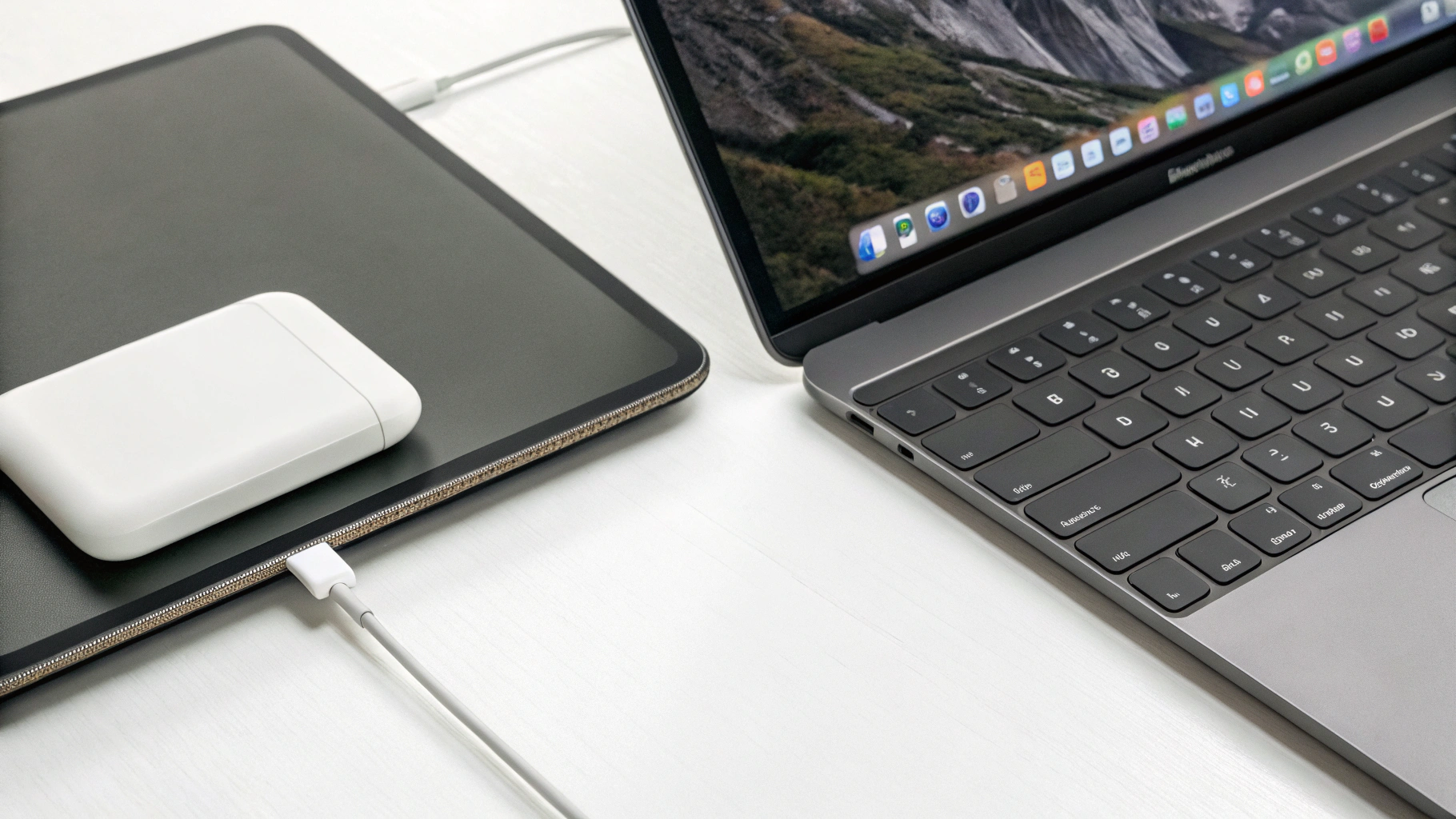 Сравнение веса набора iPad Pro с клавиатурой и MacBook Air на весах