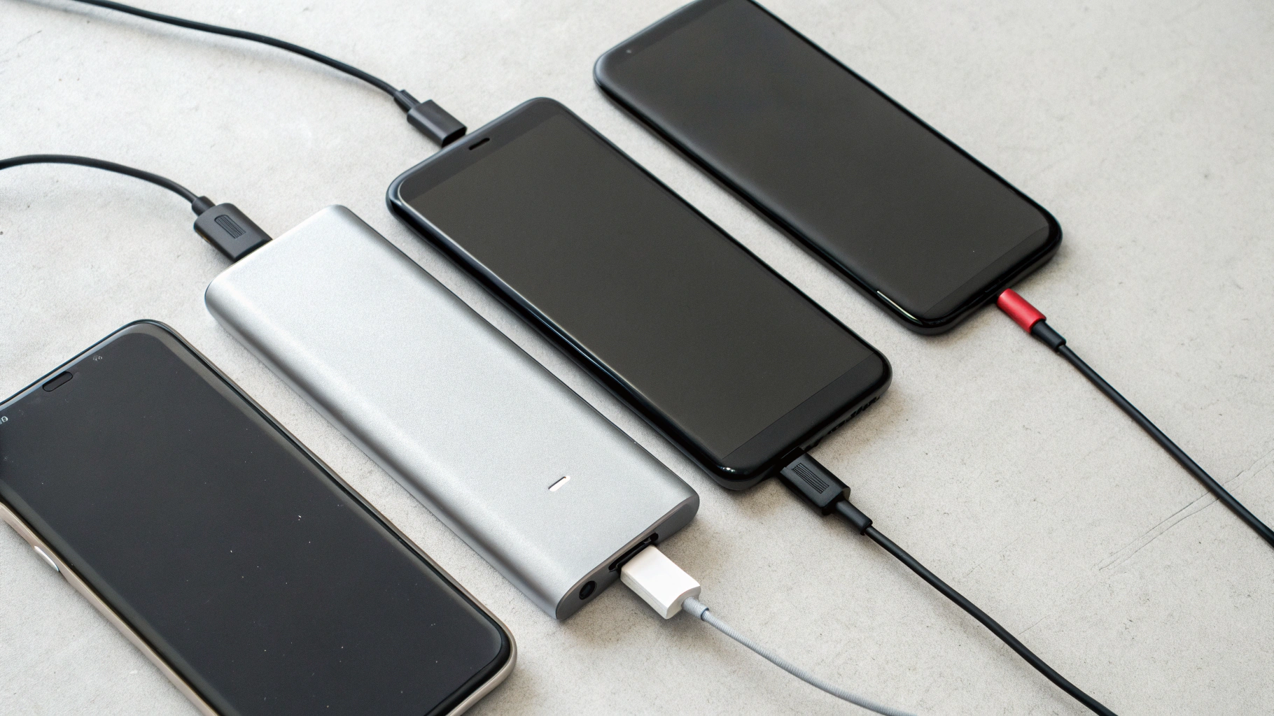 Тест автономности Samsung: измеритель мощности и смартфоны на столе