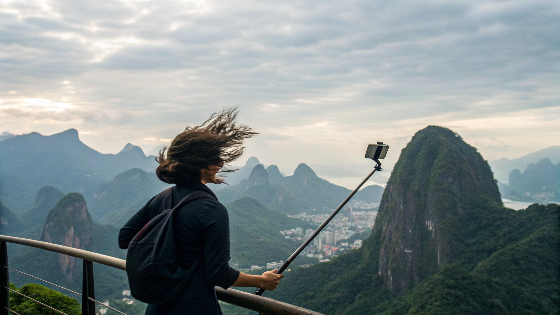 Съёмка на селфи‑палку в горах на ветру